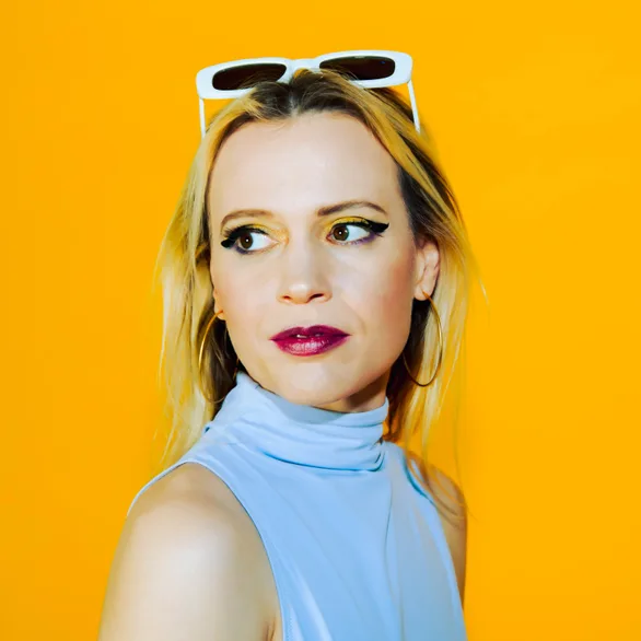 BEXXIE-Glasse-Media-Alex-Cole-
